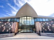 The Bird House entrance was inspired by the slate gray and rusty brown plumage of the sandhill crane, a species that visitors can see outside on the Plateau. The Bird House entrance invokes the slate gray and rusty brown plumage of the sandhill crane, which visitors can see on the Plateau.
